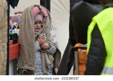 Isaccea, Rumänien. 02. März 2022. Flüchtlinge Ukrainer gehen von der Ukraine nach Isaccea in Rumänien, nachdem sie die Grenze überquert haben.