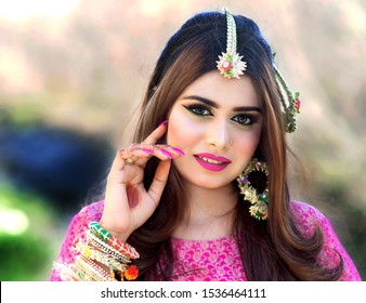 Pakistani Girl Hot Imagenes Fotos De Stock Y Vectores Shutterstock