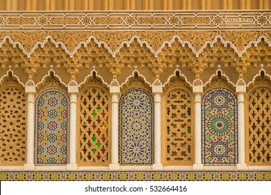 Islamische Kalligrafie und bunte geometrische Muster in Marokko.