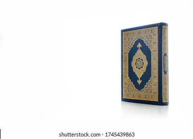 Hãy chiêm ngưỡng bức ảnh đẹp rực rỡ của cuốn sách Kinh Quran, với những trang trí tinh xảo và sắc màu sống động. Sách Quran sẽ đem đến cho bạn những giây phút thư giãn và cảm nhận sự thiêng liêng của văn hào này.
