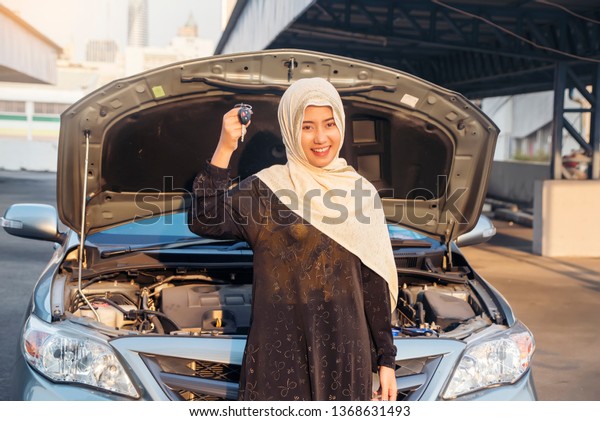 Islamic
women, car insurance, car repairs, complete with car inspection
before delivering customers.Good service
concept.