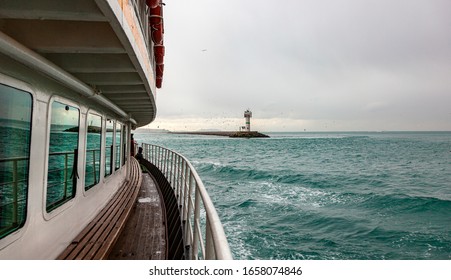 Inselfähre im Bosporus. Aus Glas reflektiertes Meer- und Leuchtturm