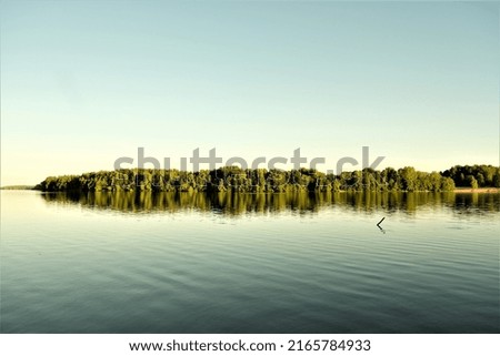 Morgensonne scheint auf den Dunst über einem See