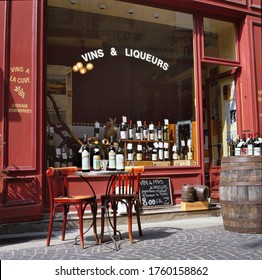 ISLE SUR LA SORGUE, FRANCE-JULY 21,2019: Wineshop In The Main Shopping Street With Blackboard Announcing In French Wine From The Vaucluse