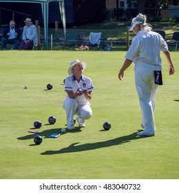 ISLE OF THORNS, SUSSEX/UK - SEPTEMBER 11 : Lawn Bowls Match At Isle Of Thorns Chelwood Gate In Sussex On September 11, 2016. Unidentified Women