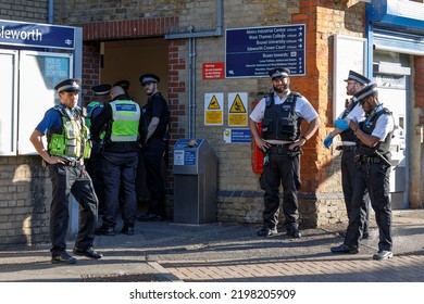 Isleworth, UK  August 31st 2022 Metropolitan Police And Transport Police Outside Isleworth Train Station During An Operation Targeting Fare Dodgers And Illegal Drugs