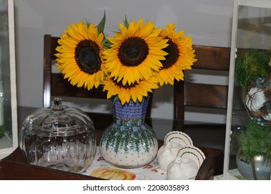 Islip Terrace, NY, USA, 9.20.22 - A Fall Themed Centerpiece. A Bouquet Of Sunflowers In A Vase. The Flowers Are In A Tray With Turkey Candle Holders And An Empty Pumpkin Shaped, Glass, Cookie Jar.