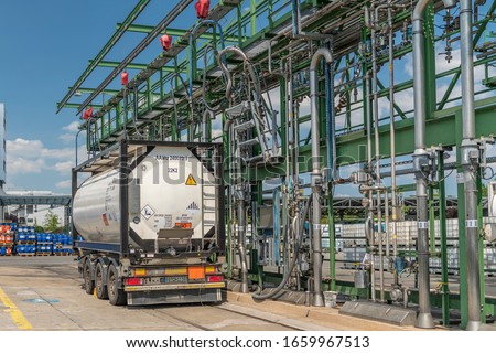 ISO container provided for emptying into the tank farm of a chemical plant