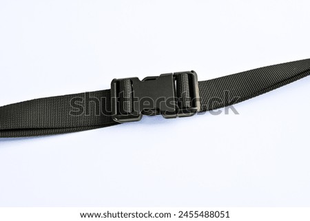 Isolated bag strap connecting socket