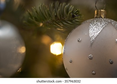 Isolated chirstmas tree decoration / ballball