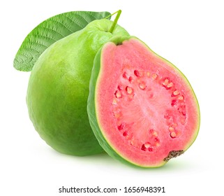 Изолированная зеленая гуава с розовой мякотью. Один полтора целых фрукта, изолированные на белом фоне с обтравочным контуром