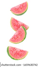 Изолированные ломтики гуавы. Четыре клинья плодов гуавы с зеленой розовой мякотью, изолированные на белом фоне с обрезным контуром