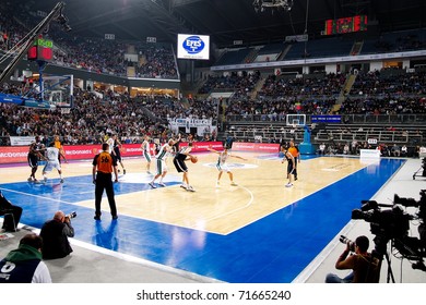 ISTANBUL - JANUARY 20: Efes Team (L) Looks To Drive Against Montepaschi Siena At THY Euroleage Top 16 Championship Basketball Game, January 20, 2011 In Istanbul