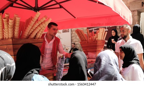 Istanbul, Marmara Region/Turkey - September 22, 2017 : Dondurma Or Turkish Sticky Ice Cream Shopkeeper Interact With His Customer In Topkapi Palace, Istanbul, Turkey. 