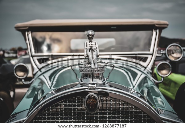 Istanbul - September 29,2018:\
Antique cars stands all its beauty. It\'s a sunny antique car\
weekend.