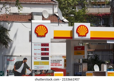ISTANBUL TURKEY 7 May 2022, Shell Fuel oil station and prices ( Shell benzin istasyonu, akaryakıt fiyatları, İstanbul)