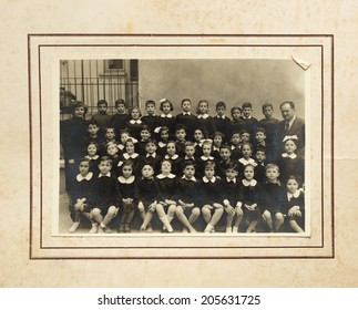 ISTANBUL, TURKEY, CIRCA 1950s -Vintage Photo Of Group Of Unidentified School Children. Istanbul, Turkey, Circa 1950s