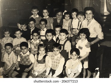 ISTANBUL, TURKEY, CIRCA 1950s -Vintage Photo Of Unidentified Group Of School Children. Istanbul, Turkey, Circa 1950s 