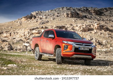 3,673 Mitsubishi Truck Images, Stock Photos & Vectors 