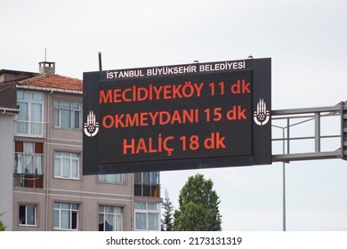 Istanbul Turkey June 2022: Digital Traffic Sign Shows Estimated Time Of Arrival To Mecidiyekoy, Okmeydani And Halic Districts. Congestion Board ( Mecidiyeköy, Okmeydanı, Haliç, Tahmini Varış Süresi) 