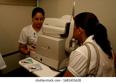 Itabuna, Bahia / Brazil - November 30, 2011: A Person Is Seen In The Eyes Of A Patient During A Health Fair In The City Of Itabuna.
