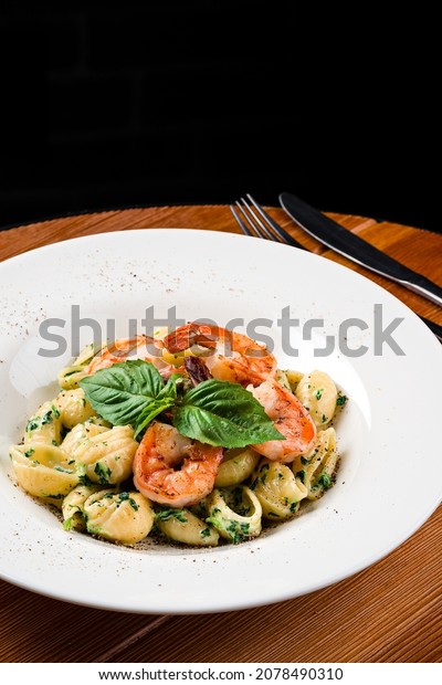 italian cuisine, shrimp and\
spinach cream sauce pasta. Delicious Italian pasta with shrimp and\
spinach