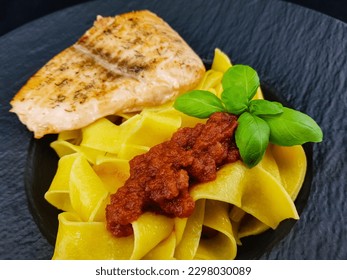Pasta Pappadelle italiana con filete de salmón asado y verduras