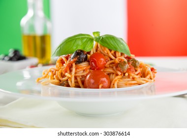 Italienische Nudeln mit Tomate