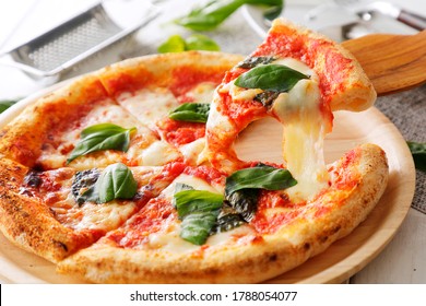 白いテーブルの上にイタリアのピザマルゲリタ