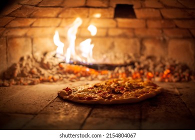 Italian Pizza in a Wood Fire Owen 