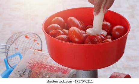 Italienische Tradition, hausgemachte Tomatenpüreproduktion. Jedes Jahr Familien in Süditalien bereiten Konserven von Tomatensauce.