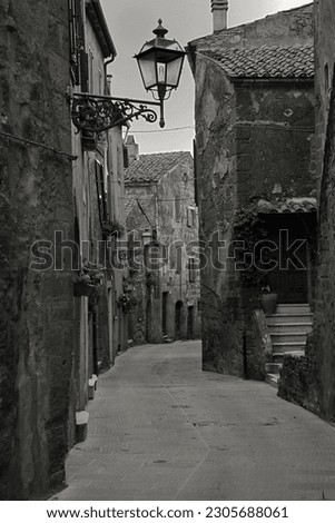 Italy in black and white. Medieval art and architecture in the Italian alleys.