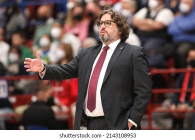 Italy, Milan, 03 29 2022: Andrea Trinchieri (Bayern Coach) Gives Advices In 2nd Quarter During Basketball Game A|X Armani Milan Vs Bayern Munich, EuroLeague 2021-2022 Day30 At Mediolanum Forum