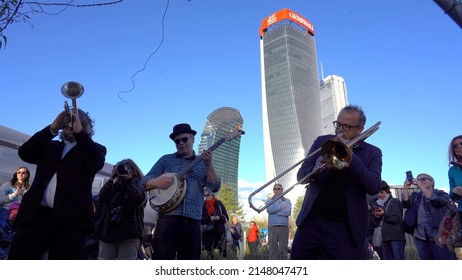 ITALY, MILAN April 2022 - Playing Music Concert Outdoor  In CityLife District  Shopping Area After Covid19 Lockdown - Lifestyle And New Skyline In Downtown Of The City - Finish Of Lockdown Covid-19 