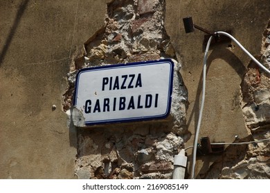 Italy: Road signal (Garibaldi Square).