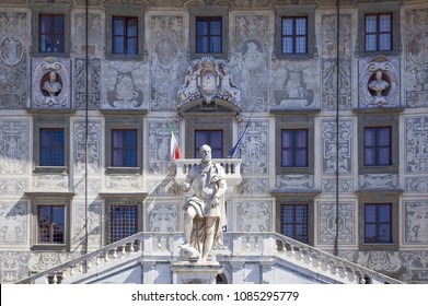 Italy,Tuscany,Pisa, the Della Carovana palace by Giorgio Vasari architect and the monument of Cosimo Dei Medici