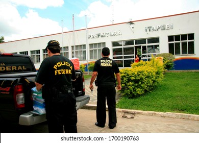 Itapebi, Bahia / Brazil - December 12, 2008: Federal Police Officers Are Seen During The Execution Of A Search And Seizure Order At The Headquarters Of The City Hall Of Itapebi.