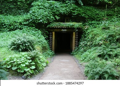 The Iwami Ginzan was an underground silver mine in the city of Ōda, in Shimane Prefecture on the main island of Honshu, Japan.
Be careful of the meaning of the words(頭上注意) written in the photo.