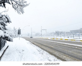 Izmit, Kocaeli, Turkey,  16 February 2021. Turgut Özal Bridge. Snowfall In Izmit, Turgut Özal Bridge, (snow Falling On The Bridge). Oramiral Salim Dervisoglu Caddesi.