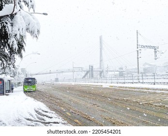 Izmit, Kocaeli, Turkey,  16 February 2021. Turgut Özal Bridge. Snowfall In Izmit, Turgut Özal Bridge, (snow Falling On The Bridge). Oramiral Salim Dervisoglu Caddesi.