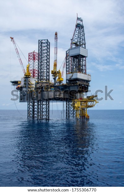 Jack up rigs oil and gas industry, oil\
platform, oil rig workers, oil field,\
drilling