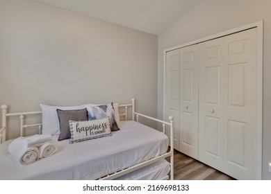 Jacksonville, FL USA - June 20 2022: Kids Daybed With Trundle Bedroom In A Vacation Rental House