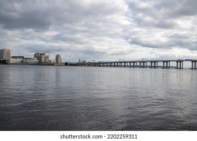 Jacksonville, Florida: December 28, 2021: Fuller Warren Bridge In The City Of Jacksonville On A Sunny Day.  The Fuller Warren Bridge Was Constructed In 2002.