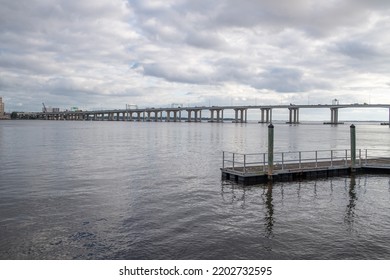 Jacksonville, Florida: December 28, 2021: Fuller Warren Bridge In The City Of Jacksonville On A Sunny Day. The Fuller Warren Bridge Was Constructed In 2002.