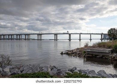 Jacksonville, Florida: December 28, 2021: Fuller Warren Bridge In The City Of Jacksonville On A Sunny Day. The Fuller Warren Bridge Was Constructed In 2002.