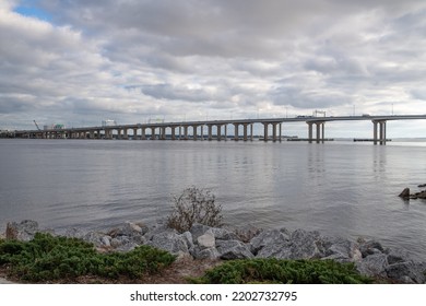 Jacksonville, Florida: December 28, 2021: Fuller Warren Bridge In The City Of Jacksonville On A Sunny Day. The Fuller Warren Bridge Was Constructed In 2002.