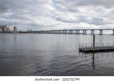 Jacksonville, Florida: December 28, 2021: Fuller Warren Bridge In The City Of Jacksonville On A Sunny Day. The Fuller Warren Bridge Was Constructed In 2002.