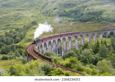 jacobite steam train glenfinnan viaduct view point