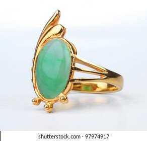Jade, goldener Ring einzeln auf weißem Hintergrund.