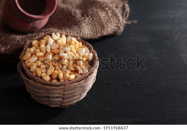 jaggery puffed\
rice or khoi murki is a traditional indian sweet recipe made with\
puffed rice and melted jaggery\
syrup.